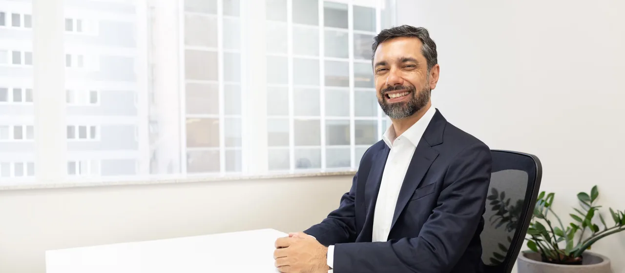 Dr. Claudio bacelar em seu escritório